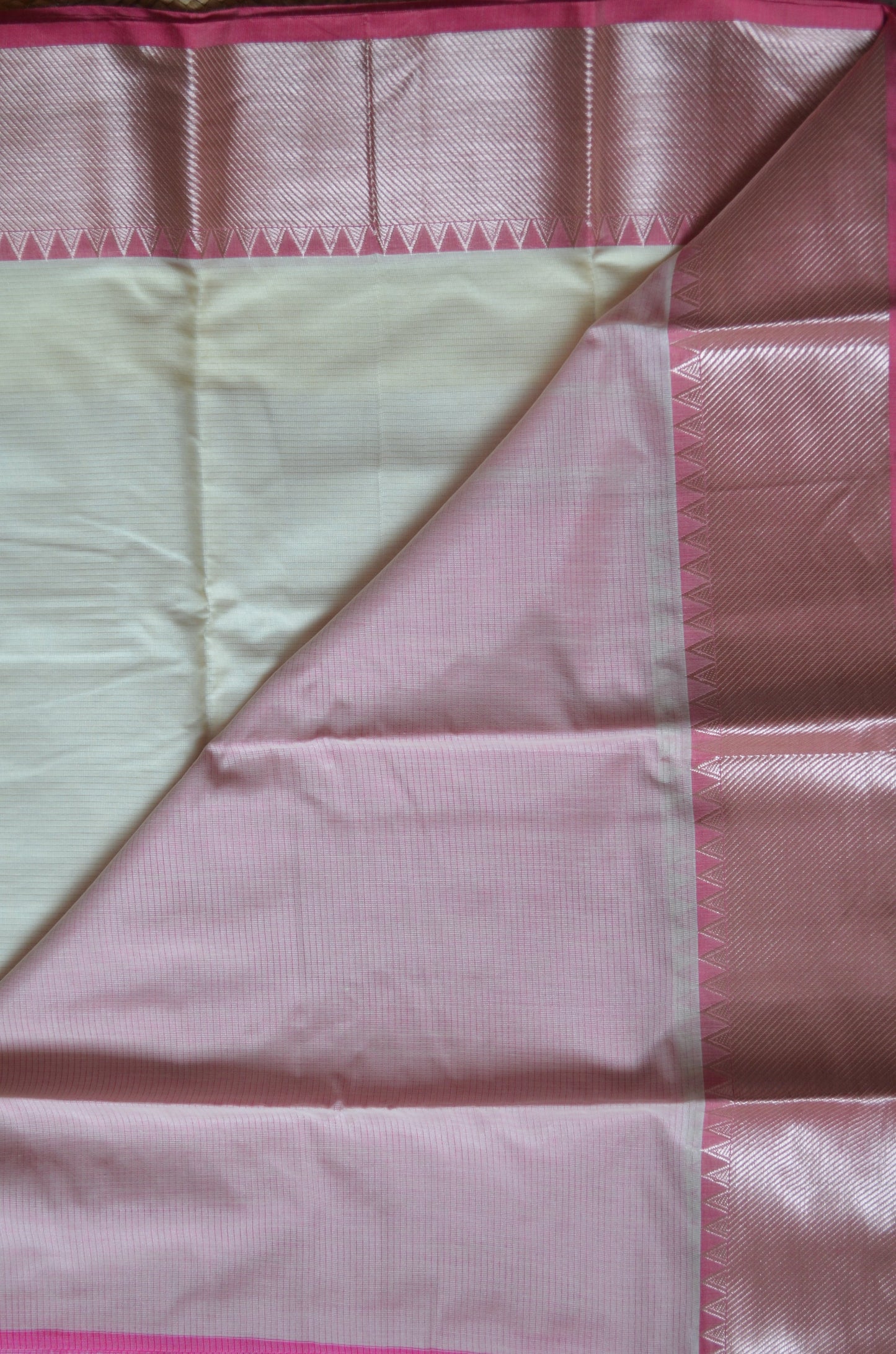 Cream Pink Mangalagiri Cotton Silk Handloom Saree