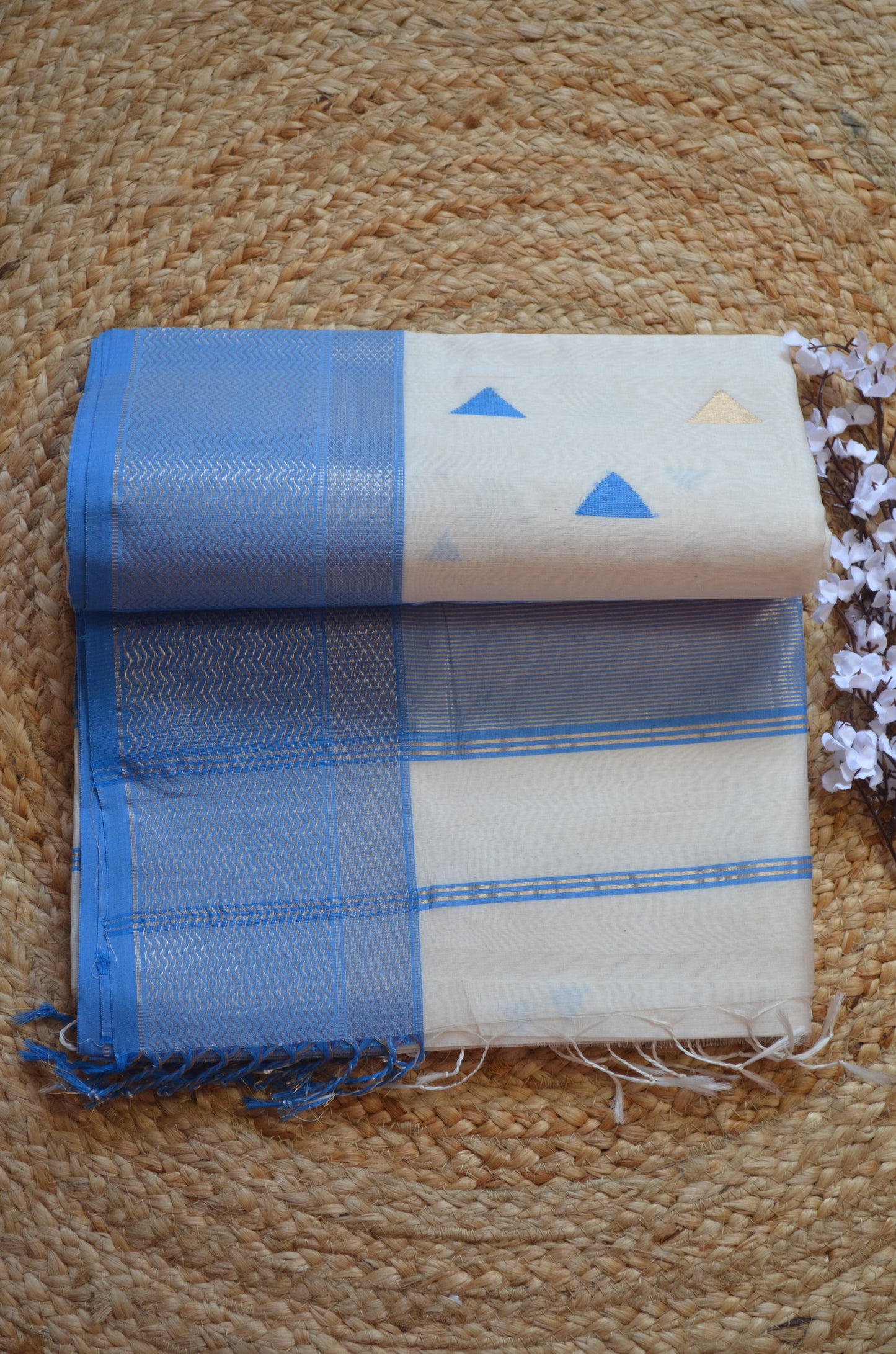 Cream Maheshwari Pure Silk Handloom Saree with Thread Zari