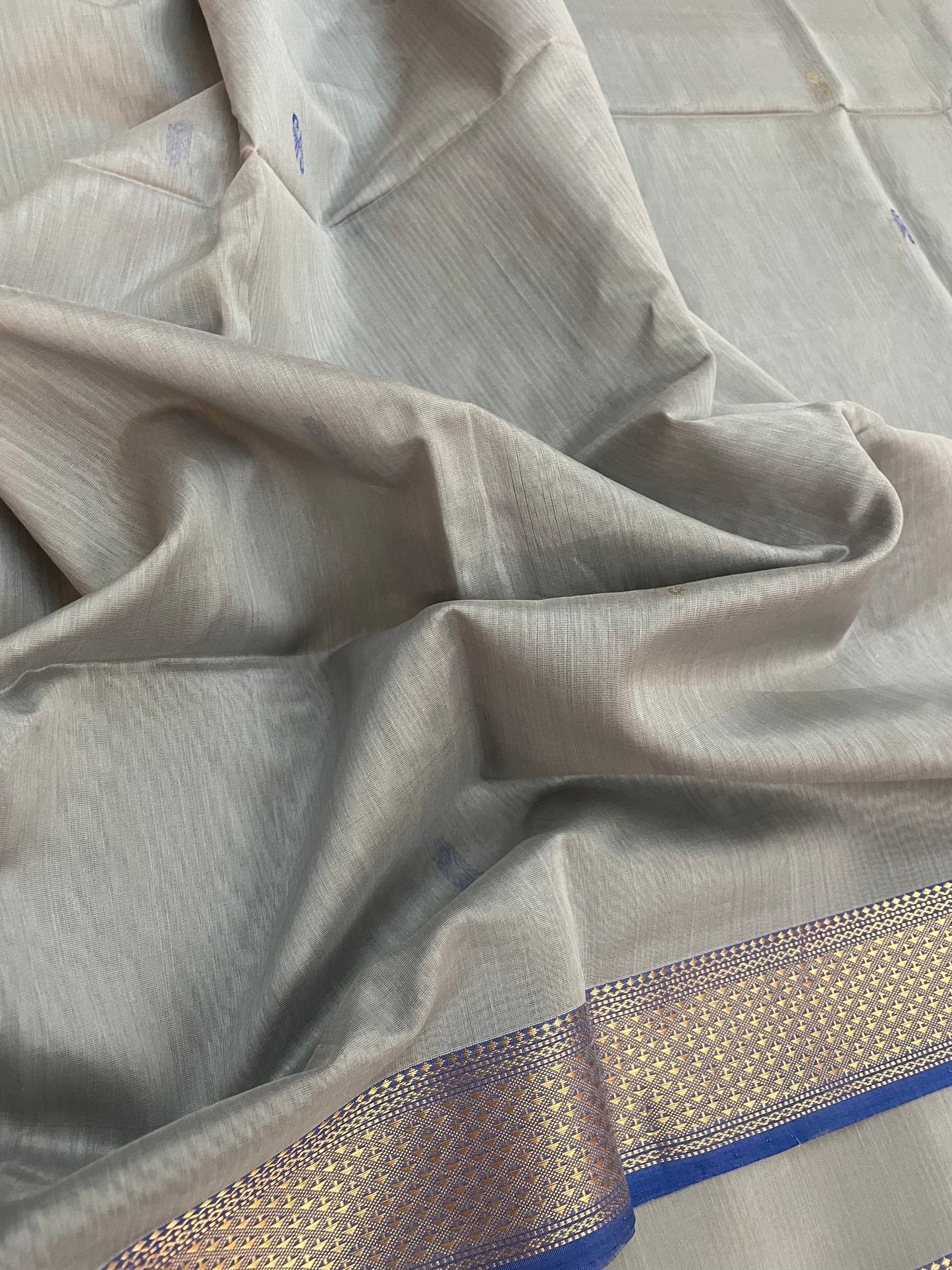 Grey Maheshwari Pure Silk Handloom Saree with Thread and Metal Zari